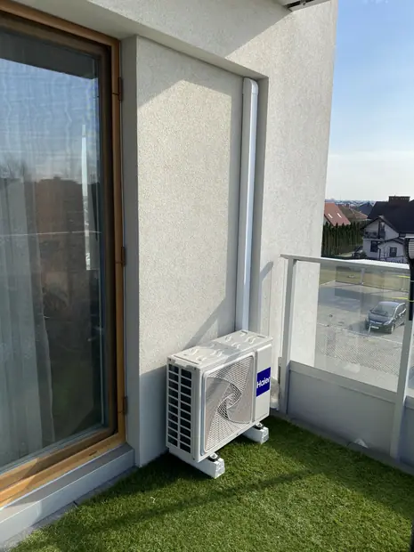 Jednostka zewnętrzna Haier na tarasie